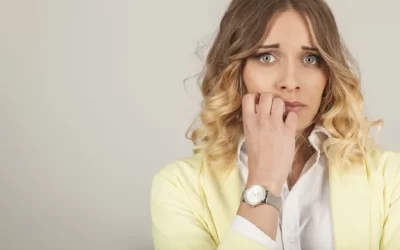 A VÁLSÁG ÉS A NŐI ÖNBIZALOM – HA LEBÉNÍT A FÉLELEM